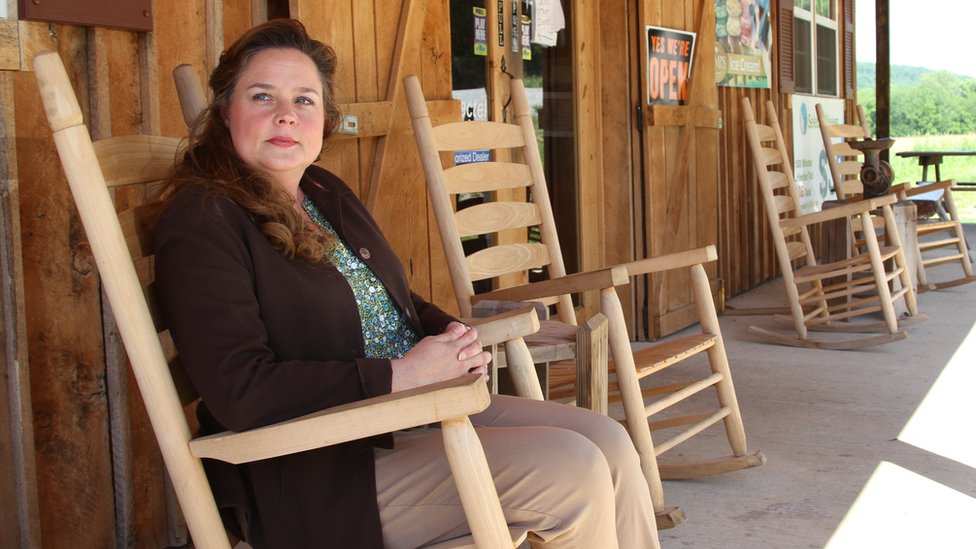 Deborah York es de la familia del soldado y dirige el parque y el museo: "El número de visitantes está creciendo, el año pasado fueron unos 250.000. El turismo va a generar una muy necesaria inyección de divisas en la economía de la zona". Deborah York, directora ejecutiva de la Fundación Patriótica York