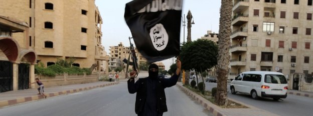 Боевики Исламского государства развеваются флагом в Ракке