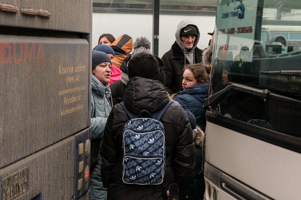 Poljska vlada počela je tokom vikenda da šalje autobuse da prevezu ukrajinske izbeglice preko granice na bezbedno.