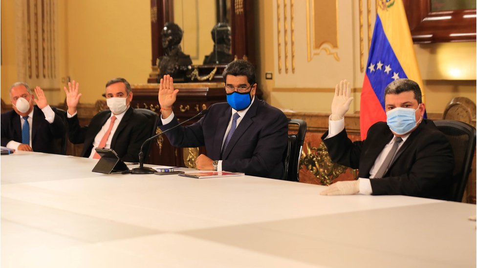 Раздаточная фотография, предоставленная Miraflores Press, показывает президента Венесуэлы Николаса Мадуро (C) и других высокопоставленных чиновников в масках во время заседания Правительственного совета в Каракасе, Венесуэла, 31 марта 2020 года.