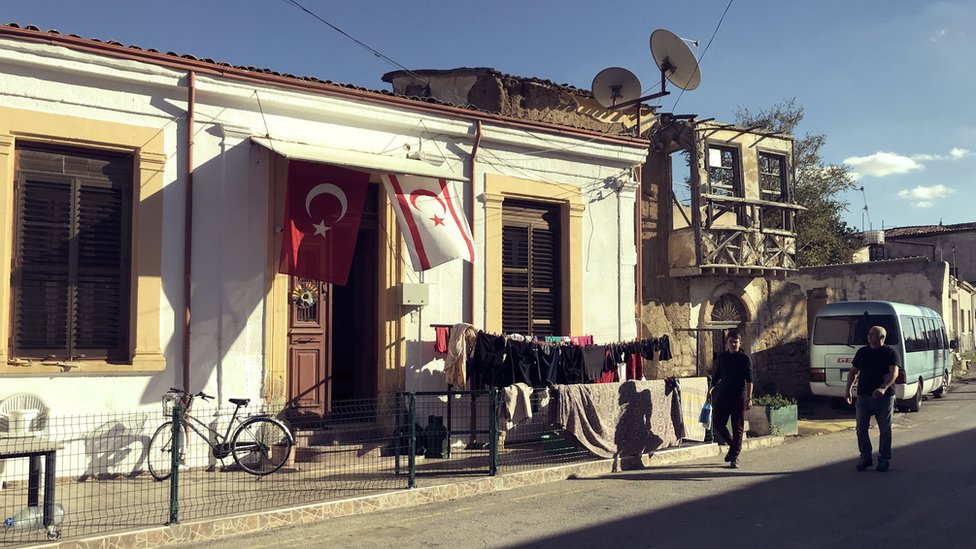 Banderas de Turquía y de la República Turca del Norte de Chipre en una casa del casco antiguo de Nicosia.