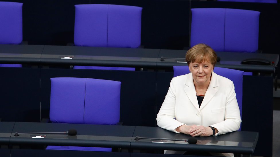Канцлер Германии Ангела Меркель сидит на скамейке в правительстве после того, как она приняла присягу во время церемонии приведения к присяге