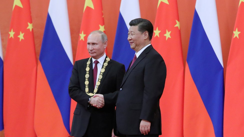 普京獲頒中國友誼勳章後，與習近平握手。