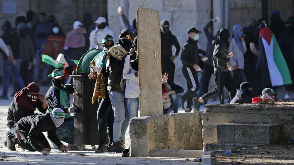 الشرطة الإسرائيلية تقول إن مئات الفلسطينيين ألقوا مفرقعات نارية وحجارة على قواتها