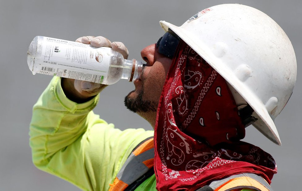 Un obrero de la construcción bebe agua en Phoenix, Arizona.