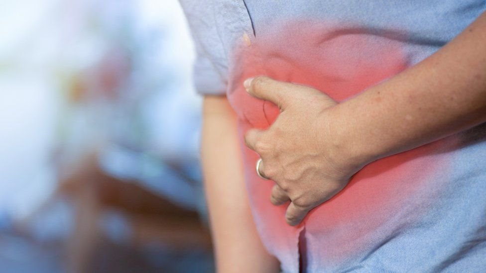 قد يكون ألم البطن والانتفاخ عندما تشعر بامتلاء بطنك من أعراض سرطان الأمعاء