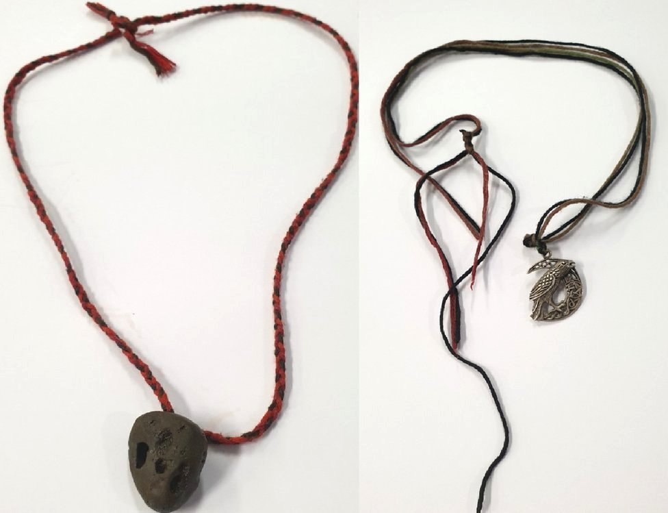 Два ожерелья, которые носила женщина-полиция, пытаются идентифицировать