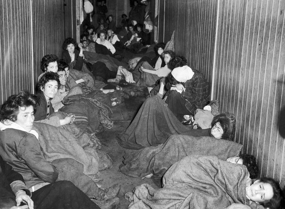 Женщины лежат в хижине в Бельзене