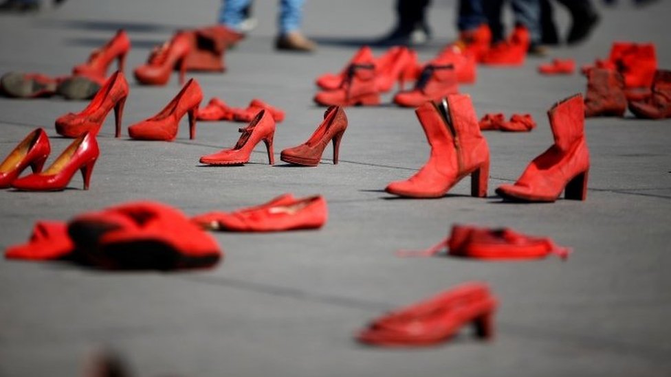Пары женских красных туфель, выставленные мексиканской художницей Элиной Шовет в знак протеста против гендерного насилия и убийства женщин, на площади Сокало в Мехико, Мексика 11, 20 января