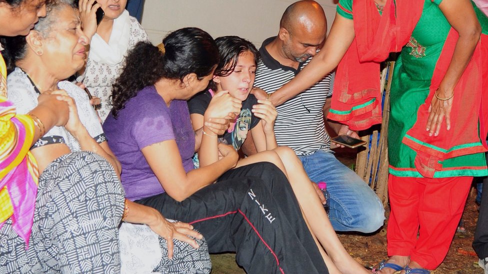 Члены семьи и родственники 55-летней Гаури Ланкеш, застреленной неизвестными на крыльце ее дома в Бангалоре, скорбят о ее смерти в одночасье