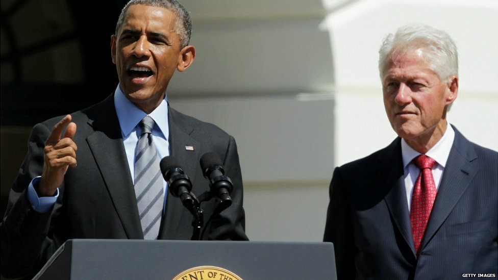 Президент США Барак Обама выступает, когда бывший президент Билл Клинтон слушает в Белом доме в Вашингтоне, округ Колумбия - 12 сентября 2014 г.