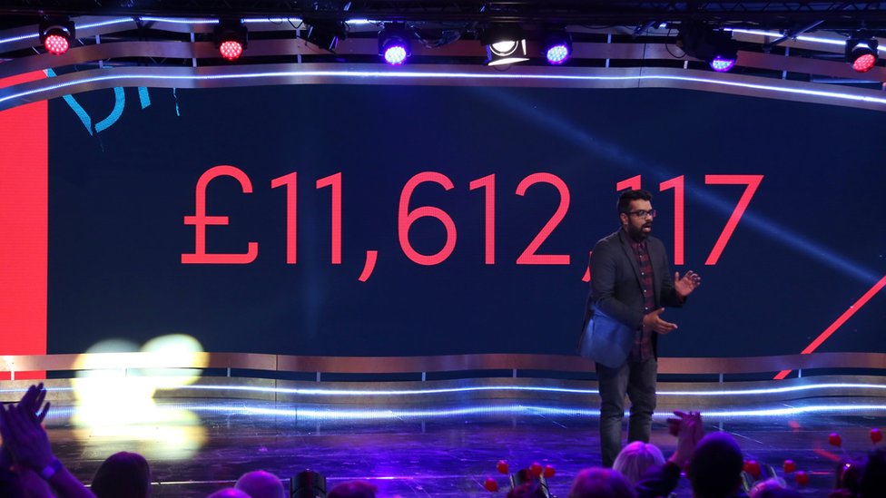 La organización Comic Relief comenzó en 1985 y ha recaudado donaciones por más de U$S1.000 millones. (Foto: Comic Relief) Imagen del evento de 2017 de Comic Relief mostrando la cantidad de dinero recaudado.