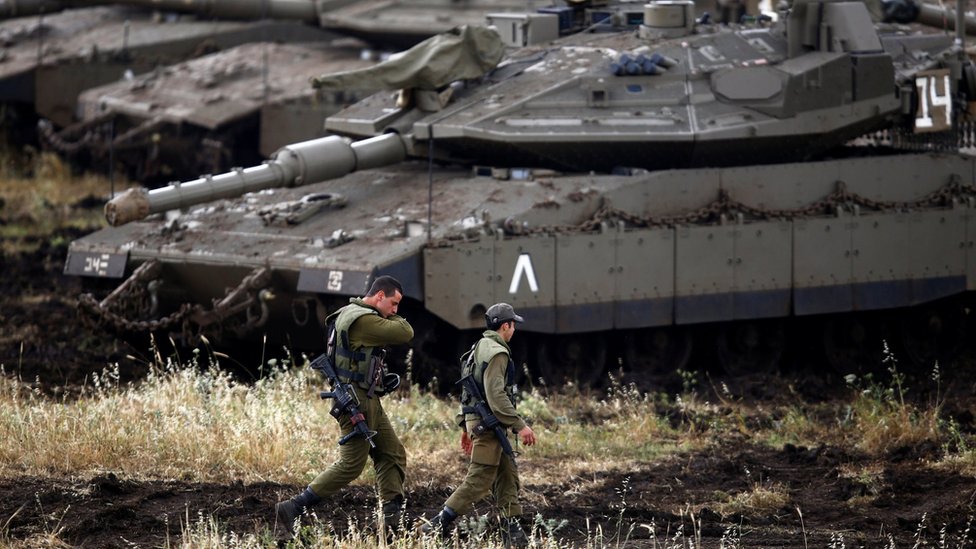 Soldados israelíes, junto a unos tanques en los altos del Golán.