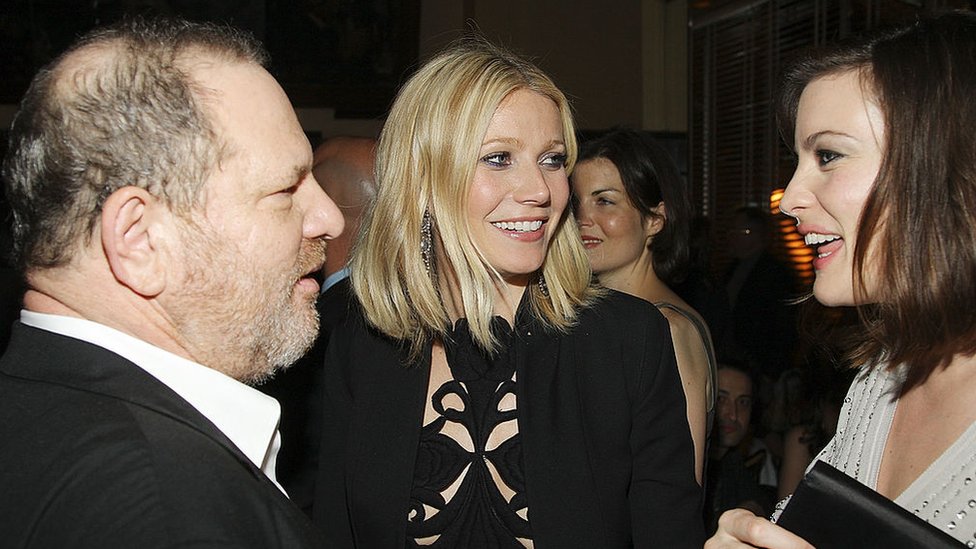 Gwyneth Paltrow acusó a Weinstein de haberle pedido un masaje en una habitación de hotel. Wenstein, Paltrow y Liv Tyler sonriendo
