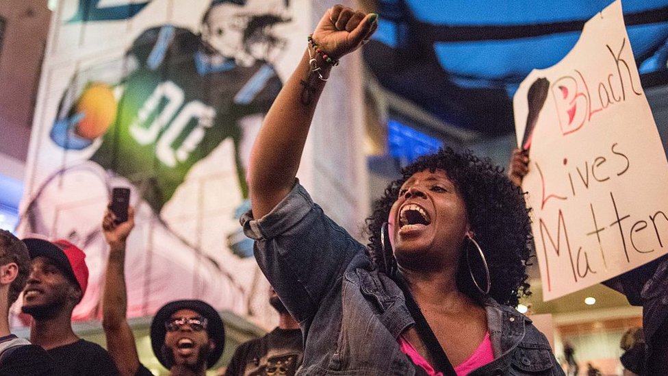 Демонстрант кричит, участвуя в протестах 21 сентября 2016 года в центре города Шарлотт, Северная Каролина