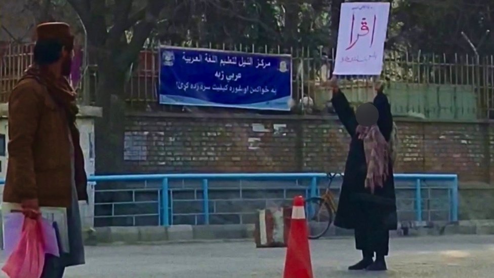 تريد عادلة أن ينضم المزيد من الرجال الأفغان إلى النساء في معركتهن من أجل التعليم