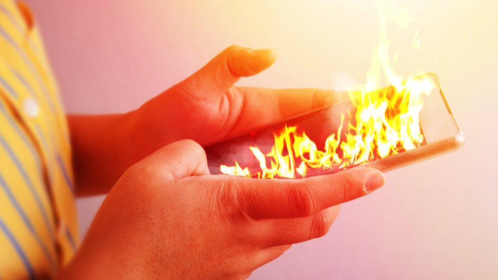 La reacción química que se produce entre los iones que forman la batería de litio hace las cargas posteriores más deficientes. Pantalla de celular en llamas