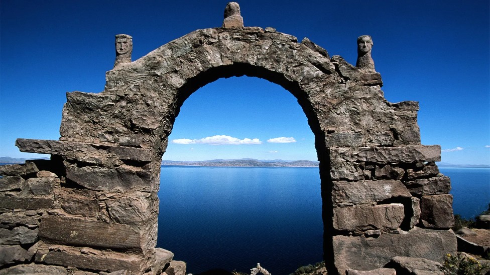 Arco de piedra que enmarca una vista del Lago Titicaca