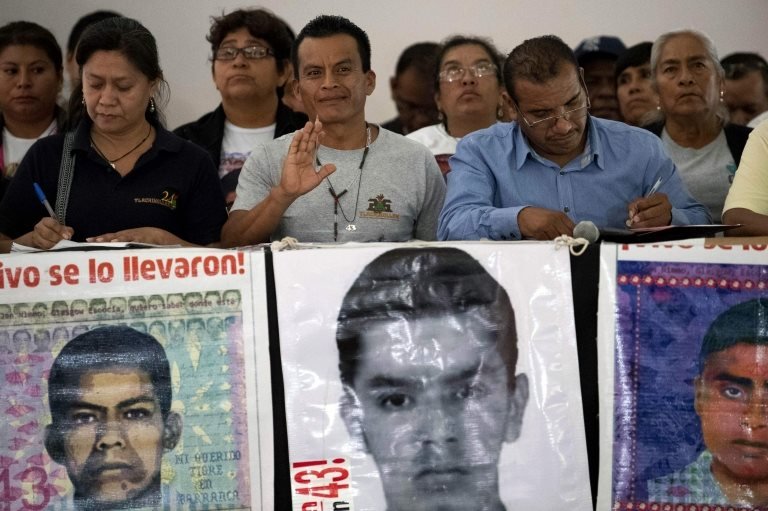 Родственники некоторых из 43 пропавших без вести студентов Айотсинапы предлагают пресс-конференцию после встречи с президентом Мексики Андресом Мануэлем Лопесом Обрадором в Мехико 11 сентября 2019 г.