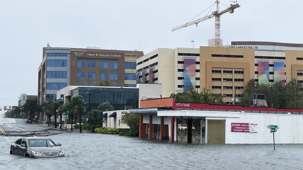 Carro submerso em inundação em Orlando