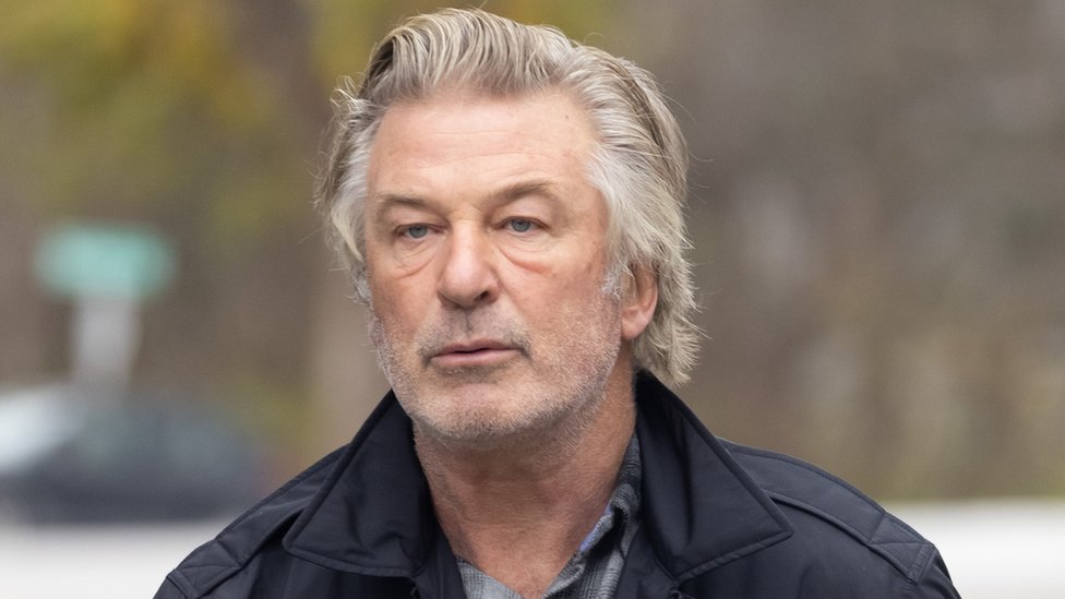 Alec Baldwin'in manzara direktörünü öldürdüğü sinemanın yapımcılarına para cezası