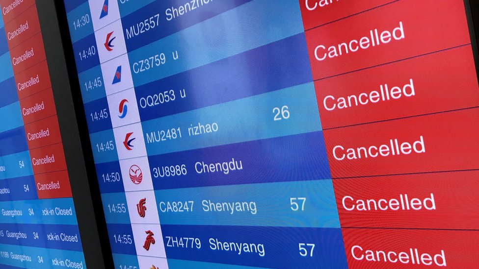 Vuhan Havalimanı'ndaki uçuş ekranlarında tüm seferlerin iptal edildiği gözüküyor