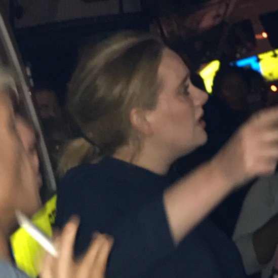 La cantante Adele en el área cercana a la Torre de Grenfell. Testigos dijeron que abrazó y consoló a damnificados. Adele