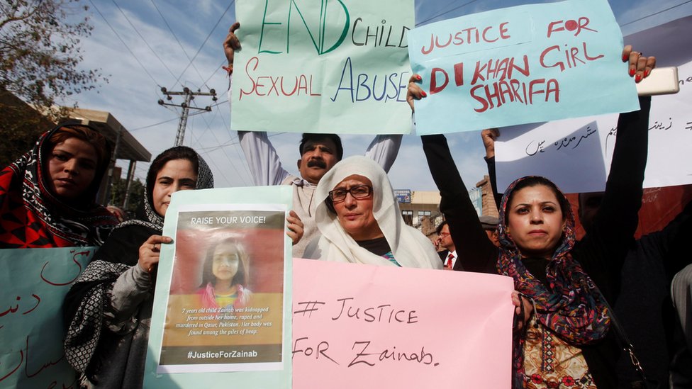 Люди скандируют лозунги и держат плакаты, осуждающие изнасилование и убийство 7-летней девочки Зайнаб Ансари в Касуре во время акции протеста в Пешаваре, Пакистан, 11 января 2018 г.