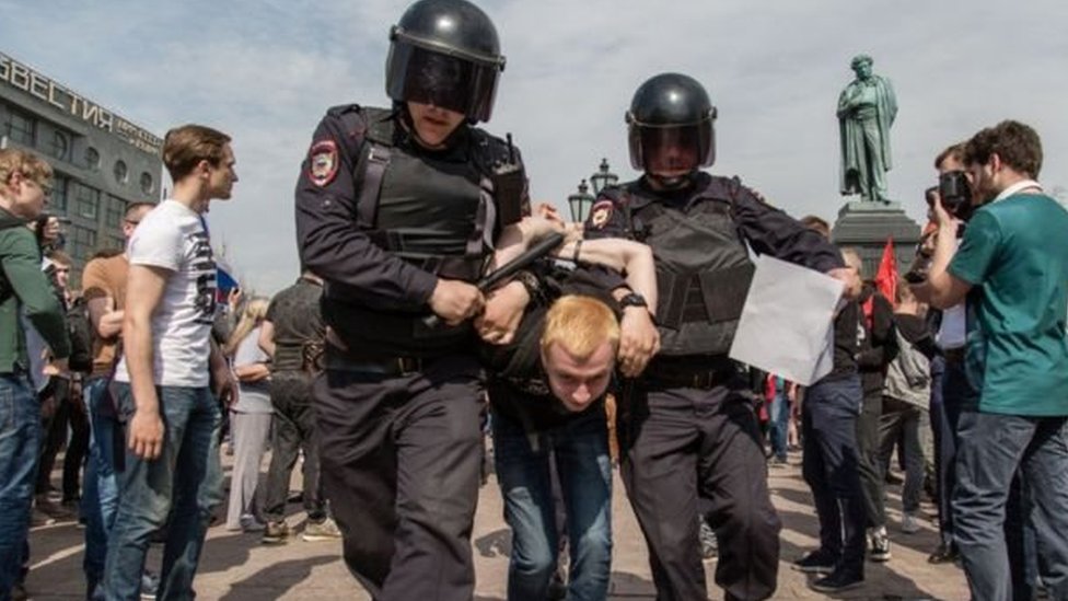 مظاهرة مناهضة لبوتن نُظمت مؤخرا في ميدان بوشكين بموسكو أسفرت عن اعتقال عدد منهم