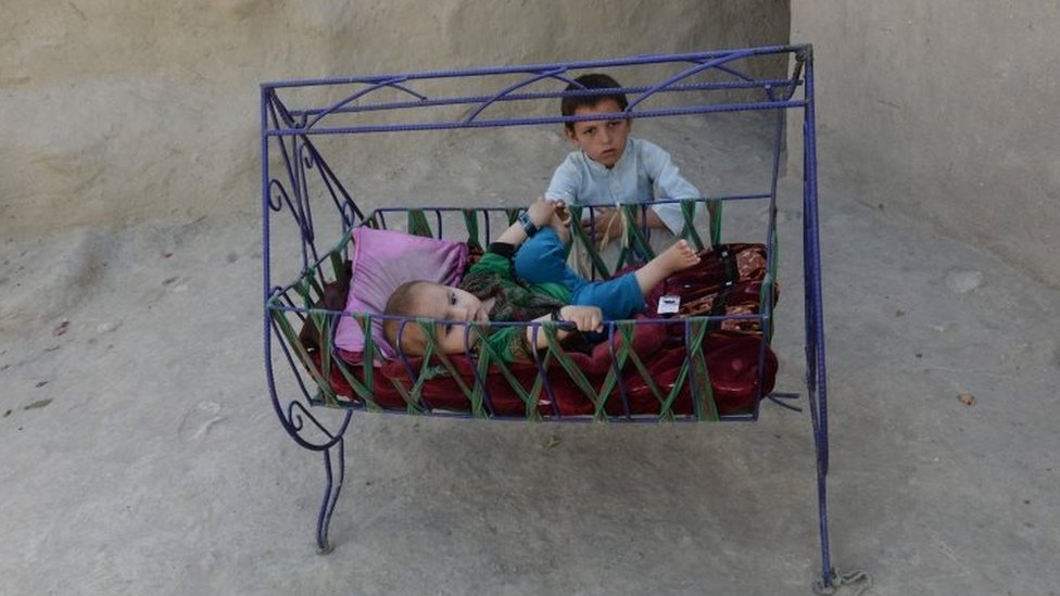 Niños afganos desplazados frente a una casa en Jalalabad, 7 de junio de 2018.