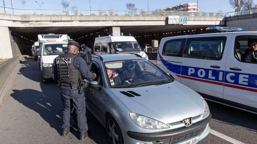 الشرطة الفرنسية تفتش السيارات المتوجهة للعاصمة باريس