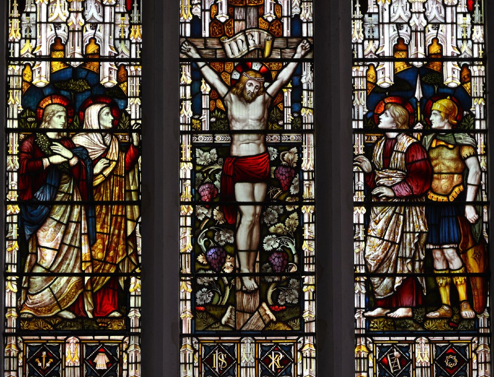 La crucifixión de Cristo en un vitral de la iglesia de San Andrés, Inglaterra.