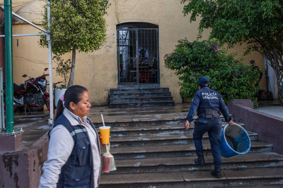 Un agente de policía entra en la comisaría de Acatlán, Puebla