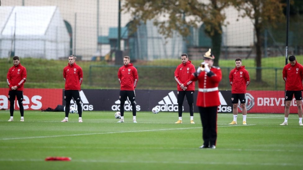 Футболисты Уэльса приняли участие в тишине во время тренировки в среду