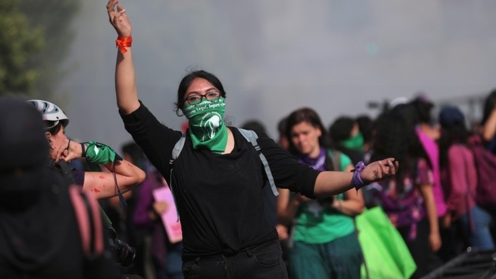 Женщина жестикулирует во время празднования Международного женского дня в Мехико8 марта 2020 г.