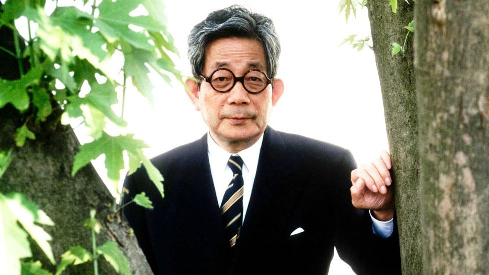 الكاتب الياباني كينزابورو أوي