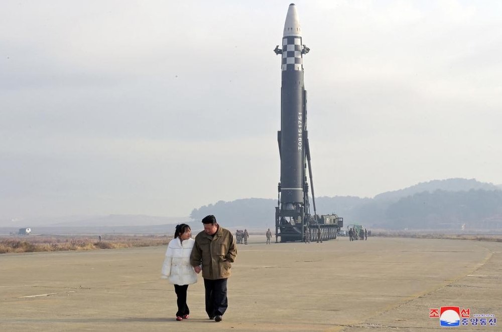 Foto de Kim Jong-un de la mano con su hija publicada por la agencia norcoreana de noticias KCNA