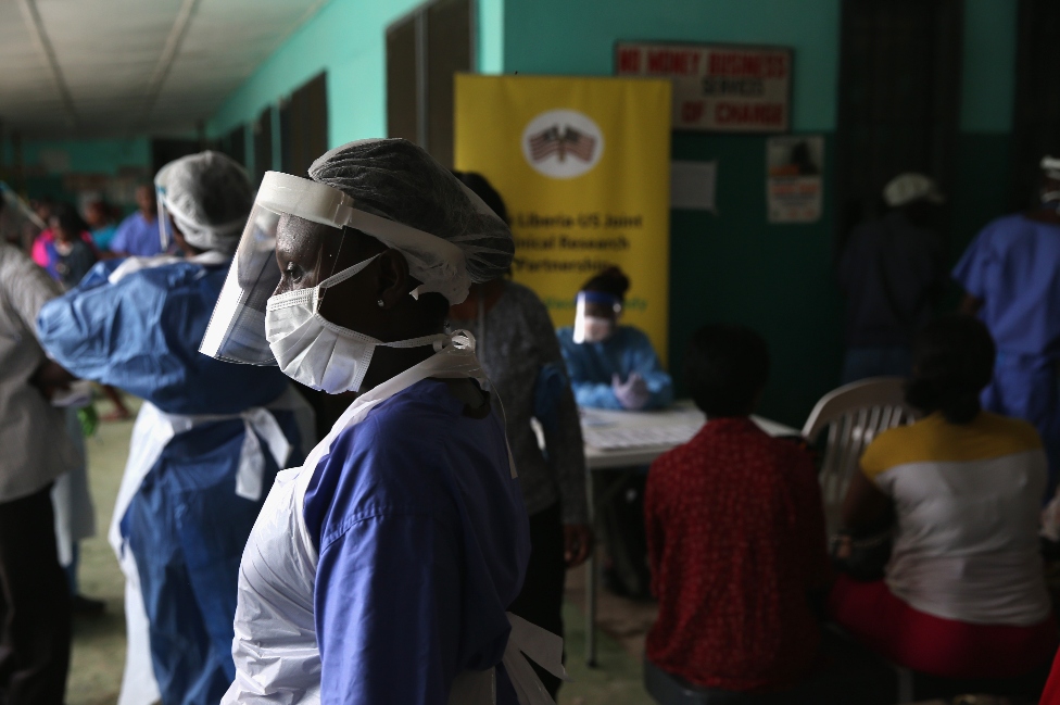 ممرضة خلال تفشي إيبولا