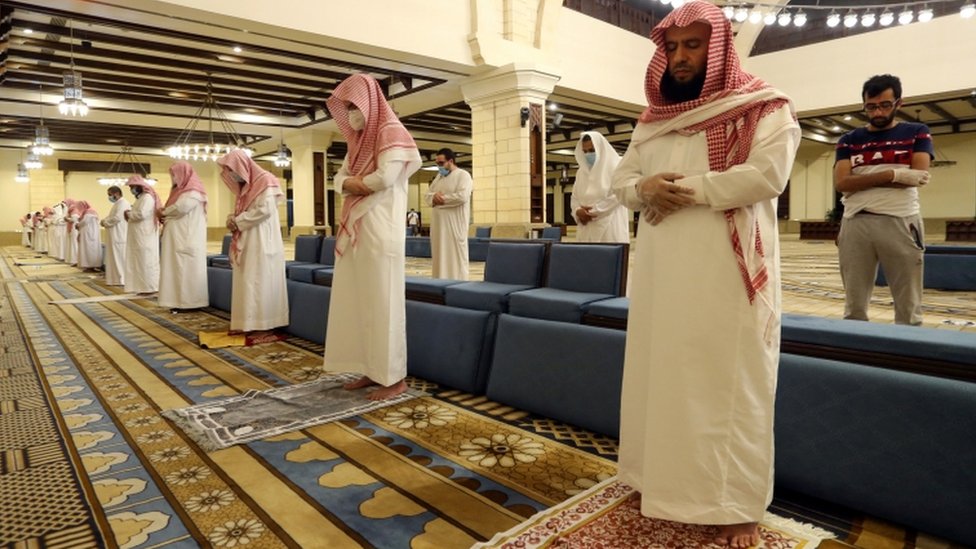 Мусульмане совершают молитвы в мечети Ар-Раджи, практикуя социальное дистанцирование в Саудовской Аравии