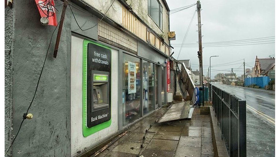 Поврежден фасад магазина в Вэлли на острове Англси