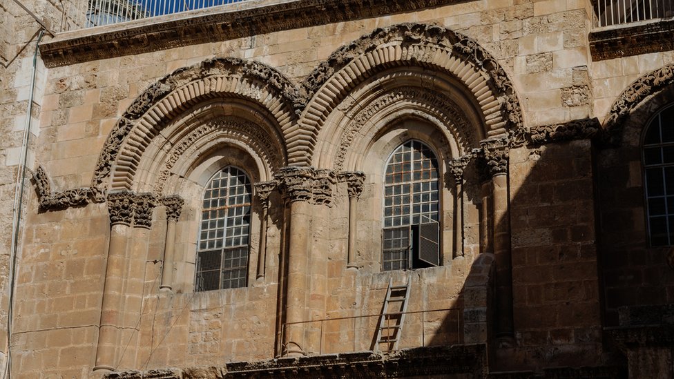 La escalera en la fachada del Santo Sepulcro.