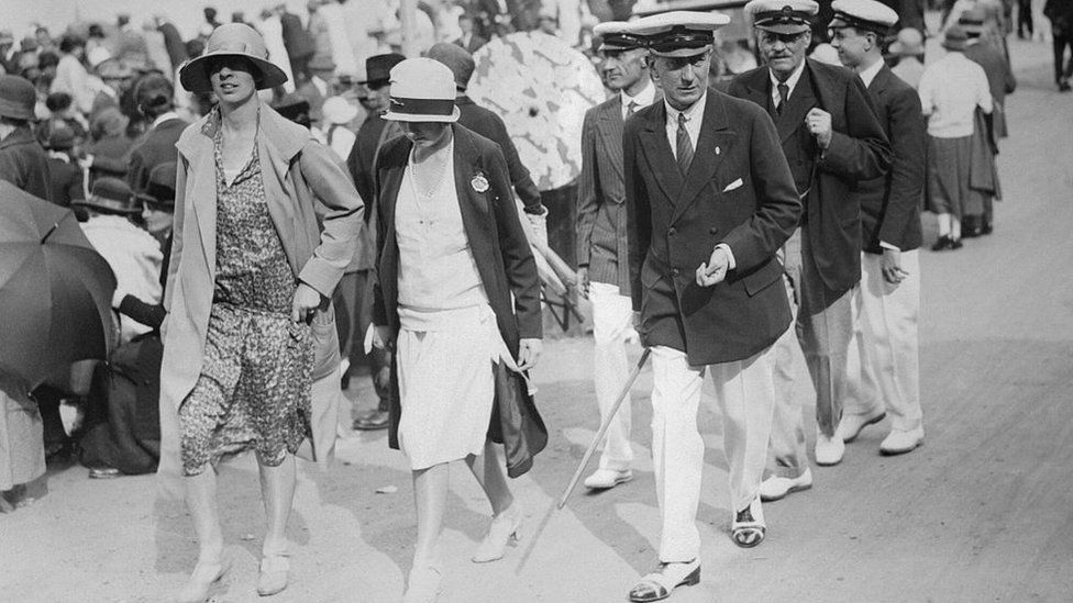 Marconi era una celebridad y, como a las de hoy en día, los medios lo seguían. Aquí, bajándose de su yate con sus acompañantes. Marconi con dos chicas