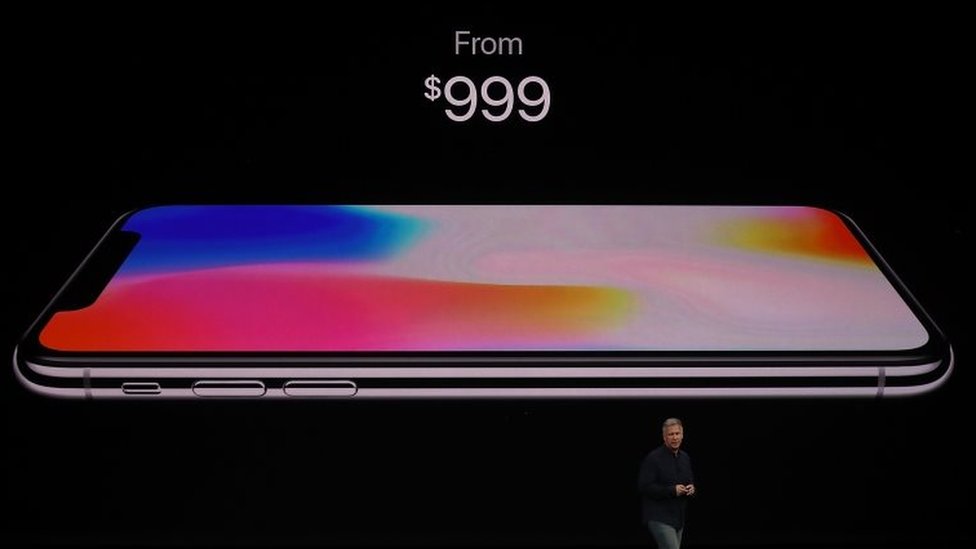 El iPhone X básico costará US$999 más impuestos, lo que lo hace el móvil más costoso producido por Apple. iPhone X