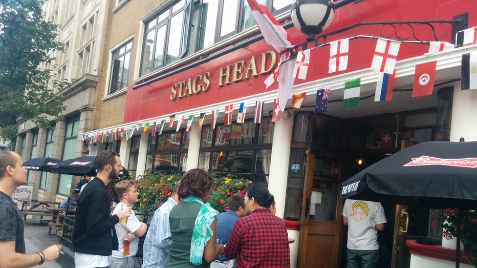 Pecandu sepakbola meluber sampai ke trotoar jalan.