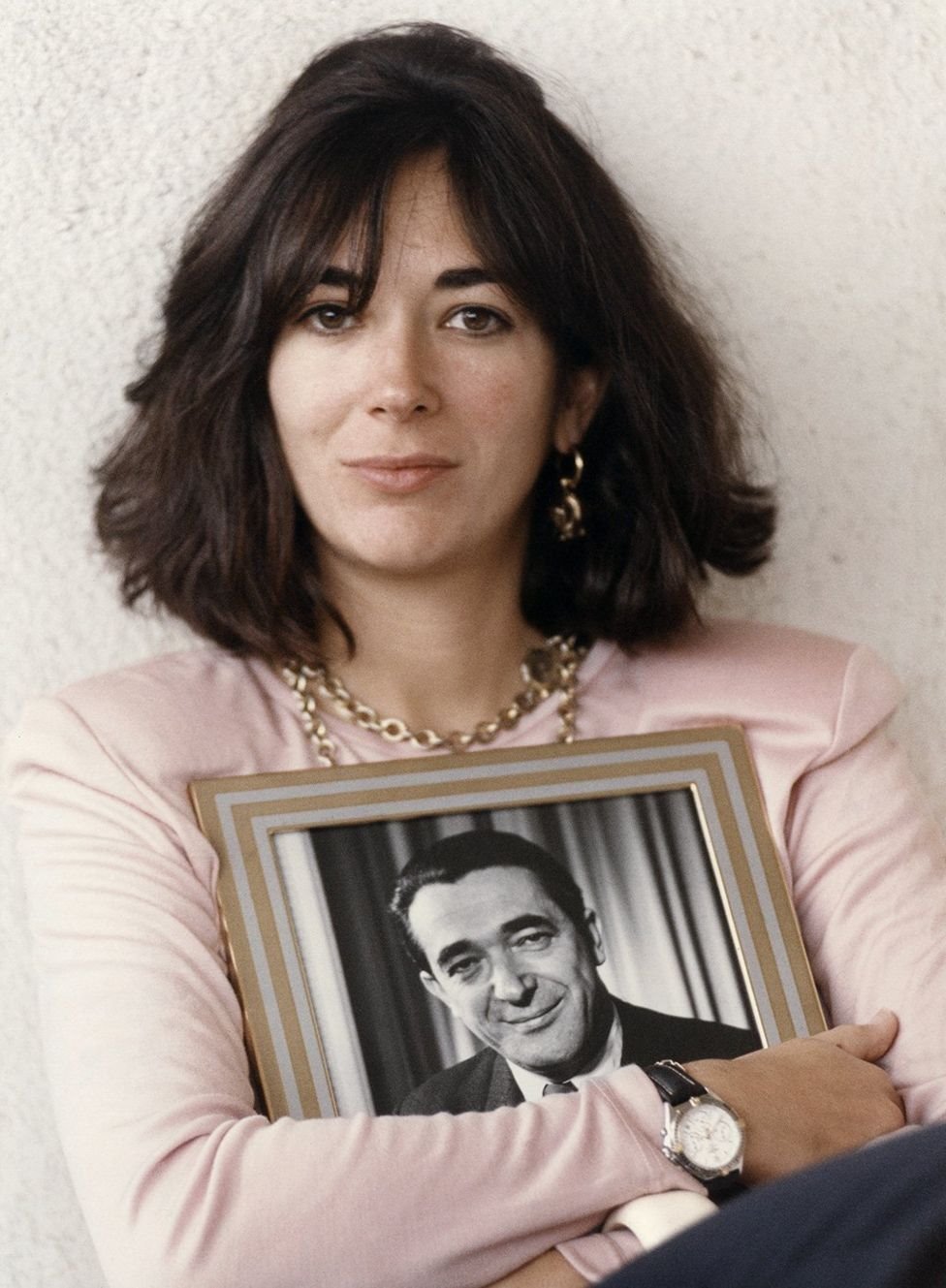 غيلين ماكسويل تحمل صورة لوالدها في إسرائيل في عام 1991