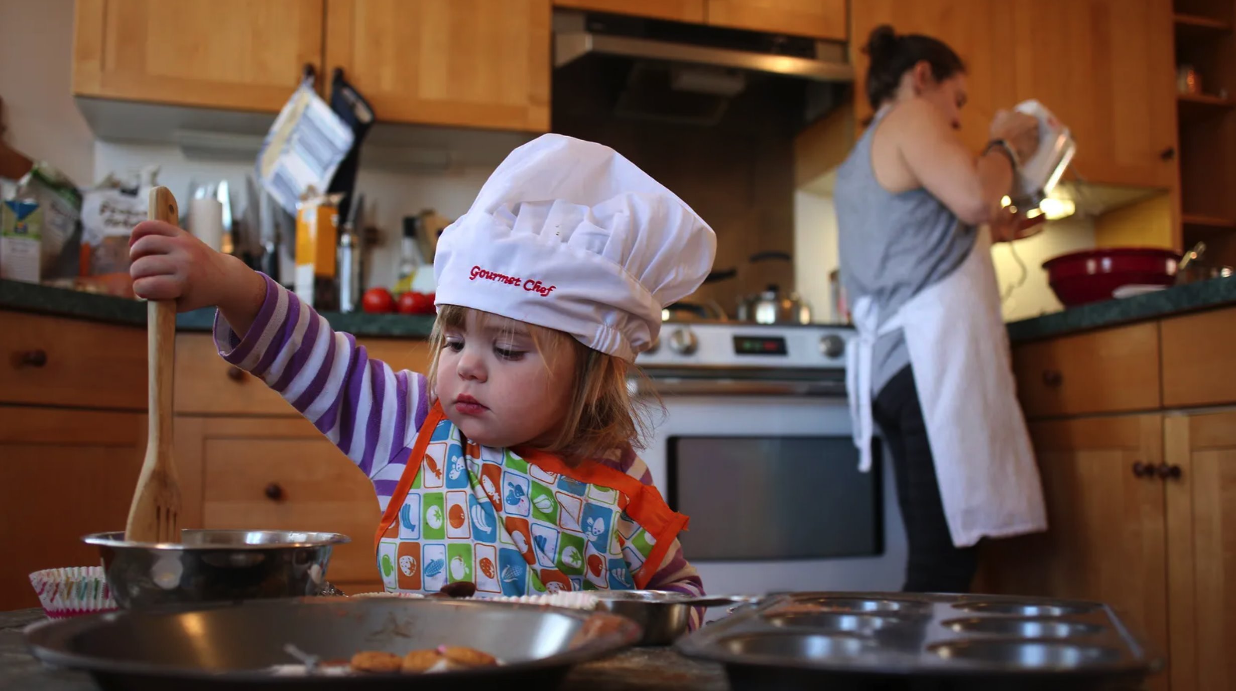 Crianca cozinhando