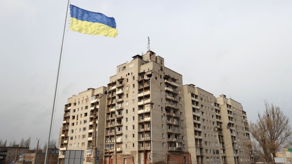 Un edificio, dañado en los enfrentamientos entre el ejército ucraniano y los separatistas prorrusos.