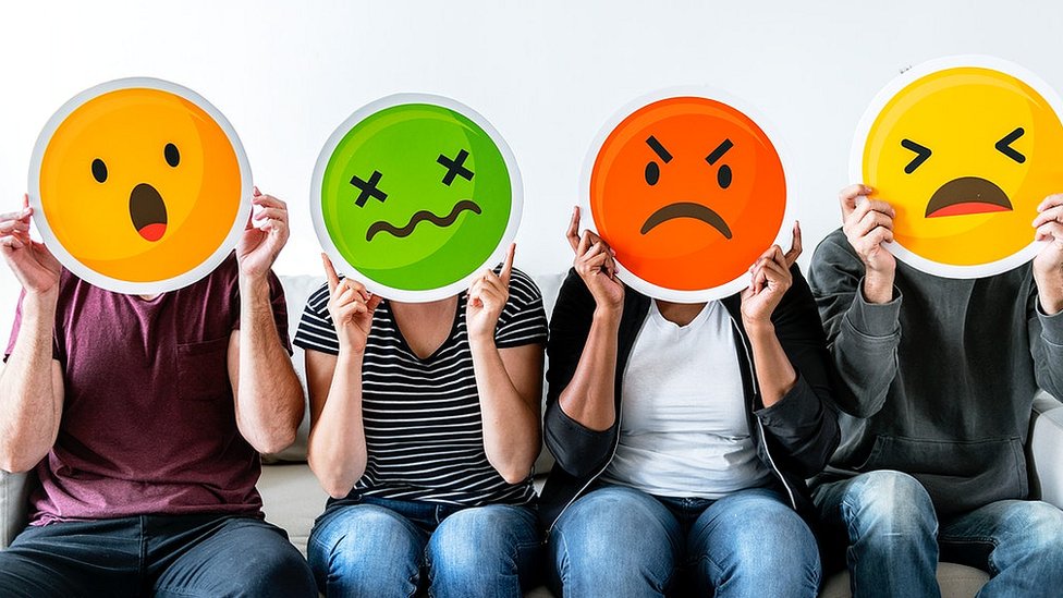 Gente con emojis frente a sus caras