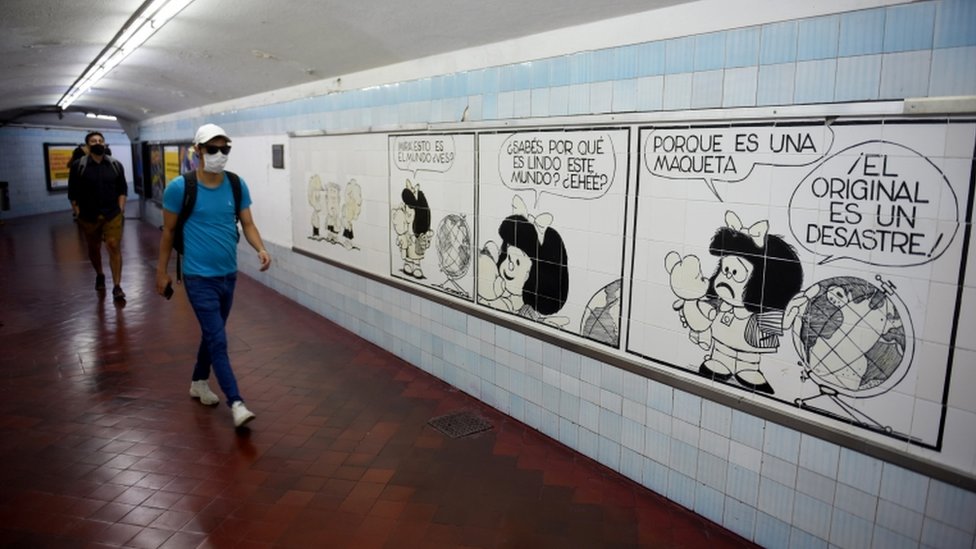 Metro de Buenos Aires con una historieta de Mafalda.