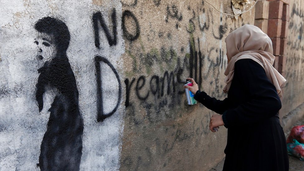 فتاة يمنية في صنعاء تكتب على الحائط "لا أحلام" - مارس/ اذار 2017